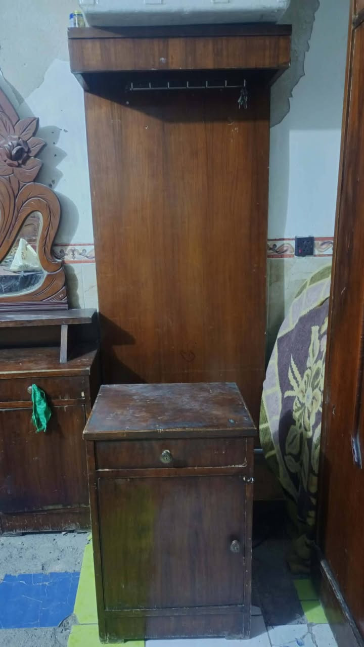 السلام عليكم هذا الغراض للبيع الغرفة سعرها 400 وبيها مجال والتنور ب20 والبلاي 3 سعره   90 قفلة اتصال على هذه الأرقام *********** واتساب
