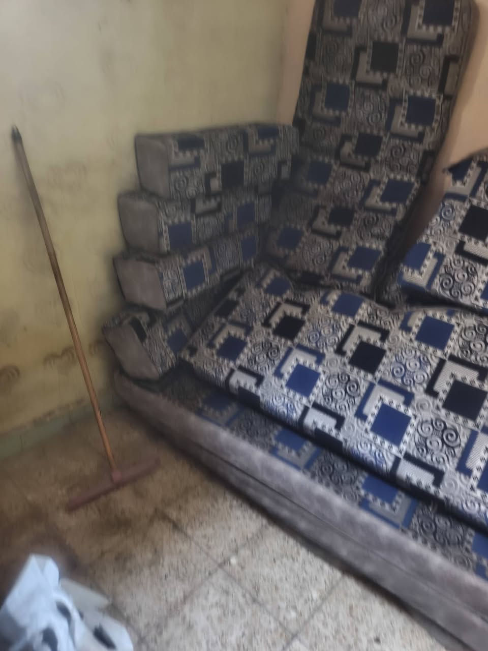 سلام عليكم للبيع جنطه نظيفه  سحب  ديوان ٩ قطع  نظيفات   مراسله وا***********

