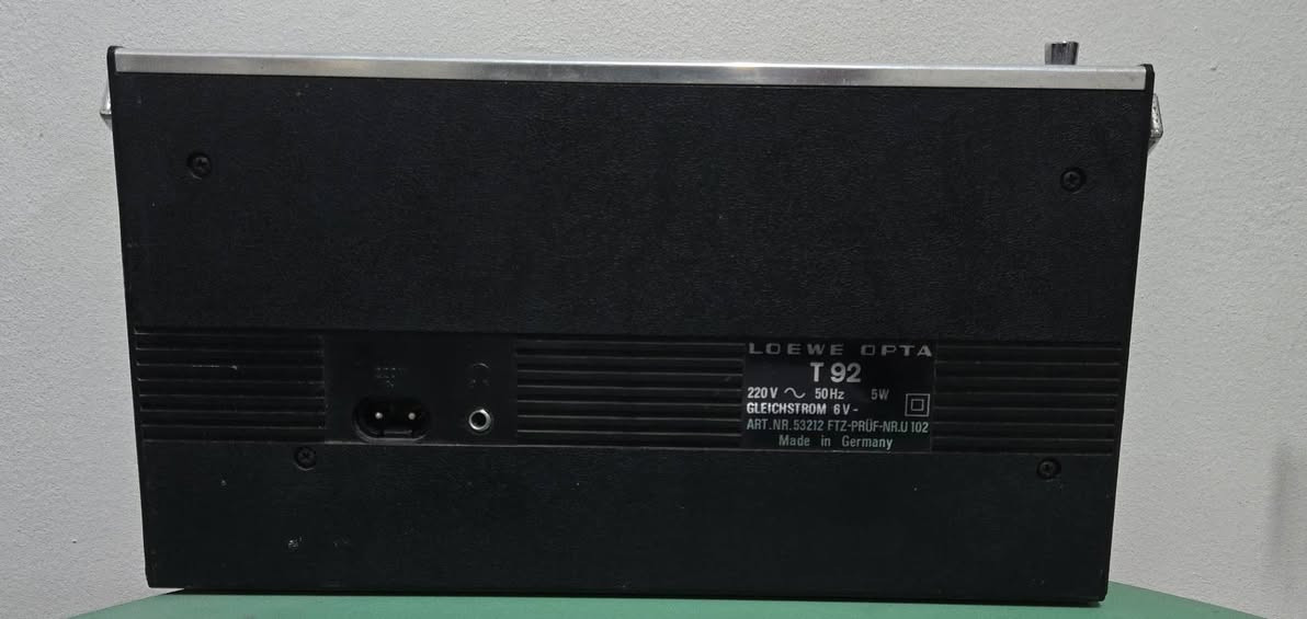 للبيع راديو قديم وأصلي من شركة Loewe Opta الألمانية

قطعة مميزة لعشاق الأجهزة الكلاسيكية والديكور القديم. . تصميم كلاسيكي جميل . صناعة ألمانية أصلية . يحتوي على عدة موجات (FM/M/LW / KW)

النظافه جيده
للتواصل خاص


**إذا كنت صاحب هذا الإعلان وتريد حذفه لأي سبب، رجاءا أرسل رسالة إلى الدعم الفني**