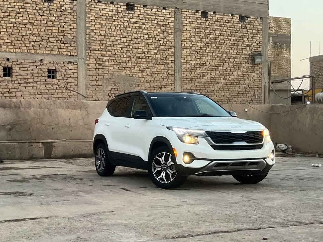 سلام عليكم للبيع كيه سلتوز موديل 2023 موصفات تحكم جهتين حاكيه مانع نزلاق شاشه كبيره ولمس كامره دواره رادار مامي وخلفي اشاير بل مري مري شفط لد امامي شغال لد خلفي ولكب كروم حجمه 17 كشاف امامي شغال حجم المحرك 2000 دوش ماشيه 16 الف كشنات تدفه السياره بدون صبغ بدون تبديل بدون بارد بيها كارت بخشم البنيد وتصليح الدعاميه فقط 
السياره مرقم بابل 
السعر ١٦٥
***********
