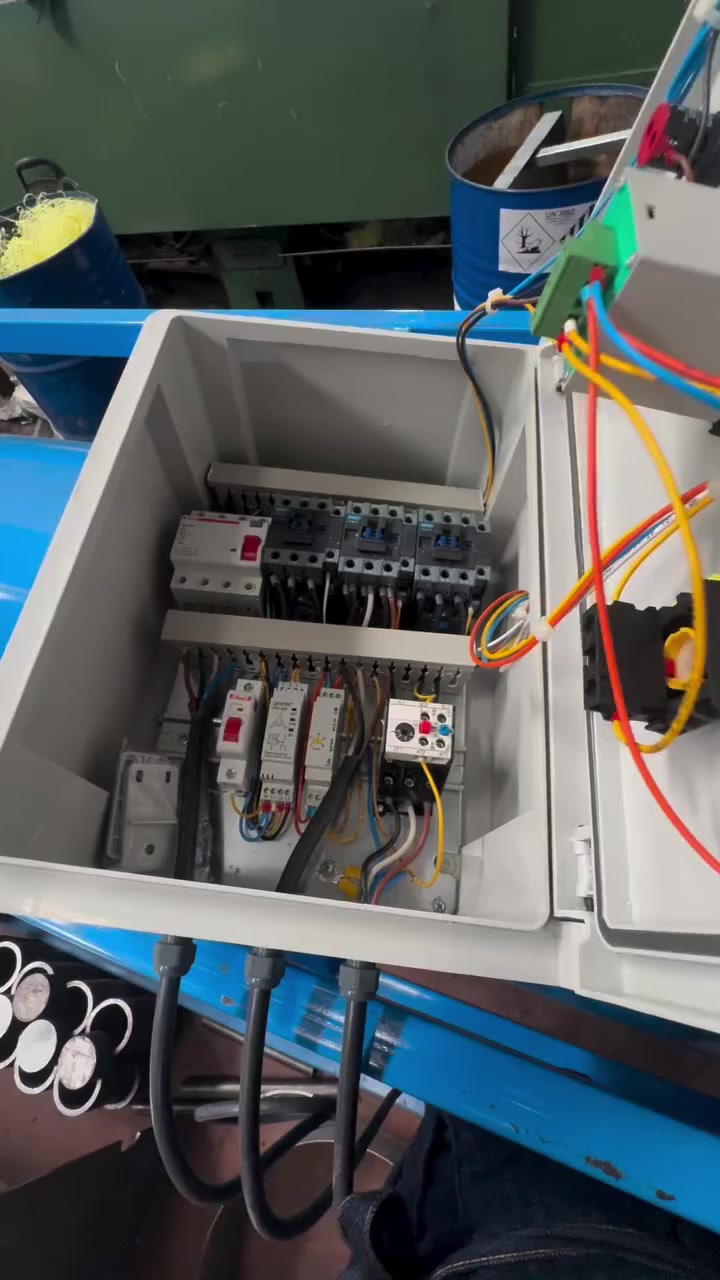 ماكينة عصر السجاد الصناعية اللي رح تنقلك نقلة نوعية بشغلك 💪بطول 420 سم وقطر 48 سم… مصممة لتتحمل أقسى ضغط عمل!أسطوانة داخلية سماكة 4 ملم من الستانلس كروم المقاوم للصدأ – قوة تتحمل سنين بدون تعب.✨ ليش تختارها؟✔️ قوة عصر عالية تعطيك سجاد شبه ناشف خلال دقائق✔️ دوران ثابت بدون اهتزاز✔️ محاطة بقفص حماية خاص يخفف الضغط والهز أثناء التشغيل ويحافظ على عمر الماكينة✔️ موتور صناعي قوي باستهلاك كهرباء اقتصادي✔️ هيكل متين مخصص للعمل المتواصلإذا بدك تسرّع شغلك، تزيد إنتاجيتك، وترفع أرباحك… هاي الماكينة خيارك الصح ✅📞 +905314918671#السعودية #الإمارات #قطر #الكويت #البحرين #عمان #اليمن #العراق #الأردن #سوريا #لبنان #فلسطين #مصر #السودان #ليبيا #تونس #الجزائر #المغرب #موريتانيا #جيبوتي #الصومال #جزر_القمر


**إذا كنت صاحب هذا الإعلان وتريد حذفه لأي سبب، رجاءا أرسل رسالة إلى الدعم الفني**