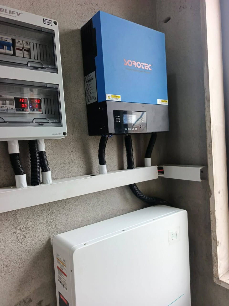 (#المصداقيه_اساس_النجاح)
الاخوة للطاقة الشمسية المتجددة بكوالتي ومواد عالية الجودة  _اخـــتـــيارك_الأمـــــثل

تم بحمد الله تنصيب منضومة طاقة شمسية 5️⃣أمبير ليلي8️⃣ أمبير نهاري 

للأخ بهزاد 
#كلك

4.✅بطاريات Veichi ضمان 🔟 سنوات 
عمر أطول وأكثر أمانًا
فوسفات الحديد الليثيوم من الدرجة A+ من EVE.
نظام إدارة البطارية مع حماية متعددة المستويات.
2. ✅سهل التركيب والاستخدام
التطبيقات: السكنية، والتجارية، والصناعية، والأنظمة خارج الشبكة، والربط بالشبكة، والاستهلاك الذاتي.
متوافق مع جميع محولات الجهد 48 فولت التي تدعم بطاريات فوسفات الحديد الليثيوم (LFP).
3.✅ مرن وقابل للتوسيع
تصل سعة الطاقة للنظام إلى 229 كيلوواط ساعة، وذلك عند تشغيل ما يصل إلى 16 وحدة بالتوازي.

4.✅ الامتثال
UN38.3، MSDS، CE-ROHS، IEC-61000.

5.✅ كثافة طاقة أعلى
تشغل البطارية مساحة أقل وتبلغ كثافة الطاقة فيها 166 واط/ساعة لكل كيلوغرام.

انفيرترات الطاقة الشمسية الهجين من سلسلة SISV بقدرة 4.2 كيلو واط/#6.2 كيلو واط/8.2 كيلو واط/10.2 كيلو واط

✅إخراج موجة جيبية نقية.
✅ثلاثة أنواع من وضع الشحن.
✅نوعان من وضع إخراج التيار المتردد.
✅يعمل مع أو بدون بطارية.

✅الواح شمسية  سعة 615 واط وجهين بازبار16( جنكو) نوع N- type  #ضمان_15سنه_وتشغيل_30_سنه

 

🔆كادر مختص م̷ـــِْن المهنديسن بافضل وادق الاجهزة 

المكونات 👇
⭐️قواعد حديد مغلون 
⭐️اسلاك خاصة بالتيار المستمر DC 
⭐️اسلاك خاصة بالتيار المستمر DC
⭐️قواطع خاصة بالتيار المستمر DC 
⭐️توصيلات MC4 
⭐️اجهزة الحماية
ــــــــــــــــــــــــــــــــــــــ
علمآ شركتنا تعمل في جميع المحافظات 
ضمانات حقيقية 
صيانة مجانية 
#للتواصل والاستفسار اكثر يرجى الاتصال عبر الارقام التالية

 0770 888 4656

‏‪0772 348 4841‬‏ 

‏‪0750 888 6734‬‏

#الوا  #بطاريات #انفيرتر #العراق #موصل #كوير #مخمور 
#بغداد #كركوك #الحويجة #الشرقاط #قراج #تلعفر #ربيعة
#ناحية_العباسي #الشورة #حمام_العليل #خبات #اسكي_موصل #كلك #كركوك #حي_النصر #ناحية_الشوره #ملا_عمر#وردك #الحمدانيه
