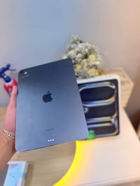 ايباد برو M4 2024 ذاكره 256 جهاز مكفول ونضافه 90‎%‎  وملحقات باكيت وشا...