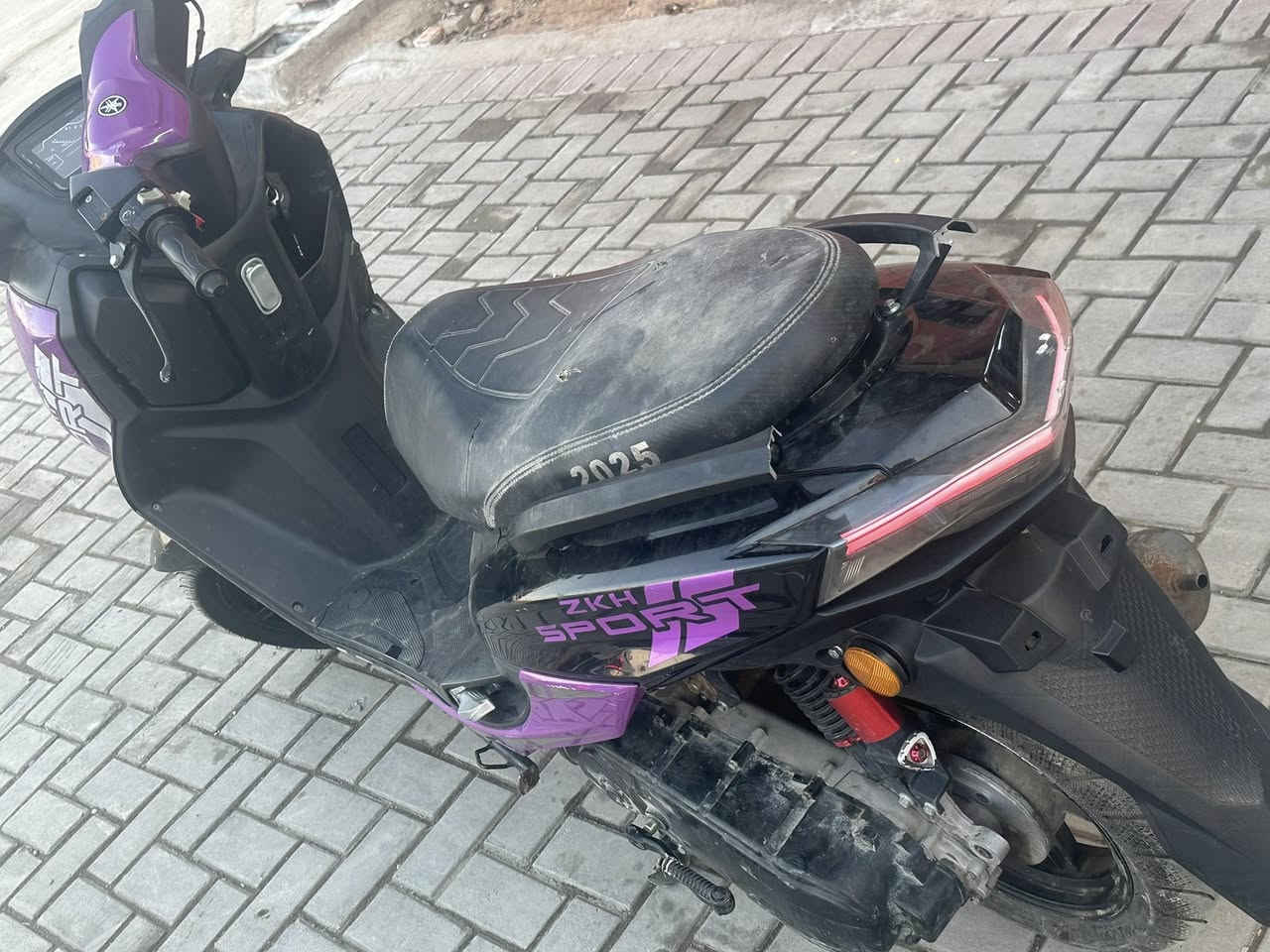 سلام عليكم شباب سكنس شمعه شغاله نقصه كهربائيات بس مكينه ما مفتوحه دراجه جديده بس قطعه وحده من كدام لغد مايعه سعر ٥٠٠ الف وبيه مجال الستفسار تصل عله هاذ رقم / ***********
