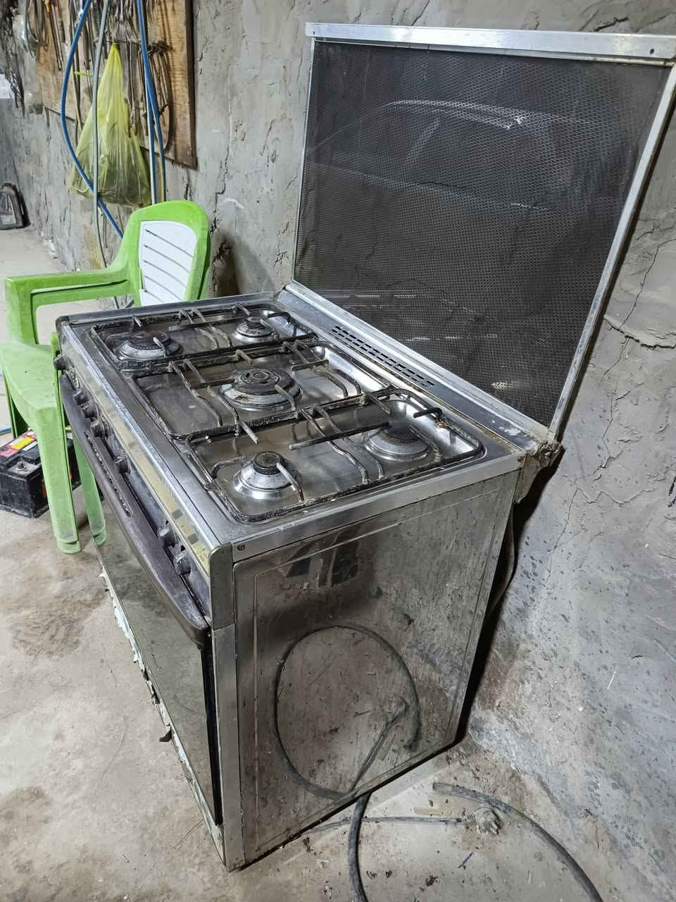 السلام عليكم عندي طباخ نضيف البيع سعر ١٢٥ رقمي ***********
