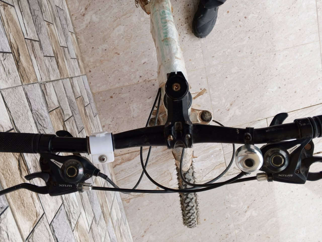 بايسكل سباقي 🚲
مستعمل شي قليل جداا 
بعدها لايلونات شركة بيها 
لونها كلش حلوة ومميز 
7 سرعة خلفي 3 سرعة امامي 
تاير الخلفي وامامي بريك رياضي مابيهن اي. مشكلة 
بايسكل تجي اذا مفتوح منها برغي لاتشتريها مابيها نقطة زنجار يعني بعدها بجيس شركة 
سعر 150 الف وبي مجال قليل للشراي 
*********** واتساب ايضا موجود رجاء الي مو شراي لايتعبني
