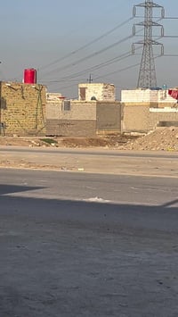 الصخين غرب الجامعه • ٢٠٠م زراعيه • قرب الشارع العام