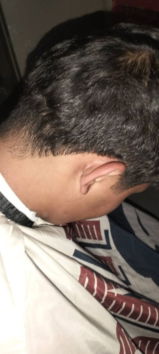 سلام عليكم يوجد حلاقه 💈🎖🦰 دلفري داخل بسمايه فقط للكبار 10 ولاطفال  5 ترتيب ونزاكه رقم الهاتف *********** كوافير حسون دلفري سريع

