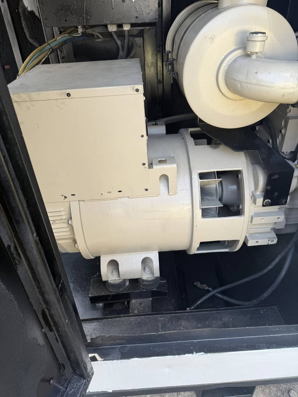 سلام عليكم كمنز 24 امريكي اصلي لابخار ولا تنقيص توليد اصلي 200 كيفي راديتر 120 جديده كلر جديد نضام حمايه تشغيل وتو كاتم نضيف مكانه بغداد سيديه ***********
