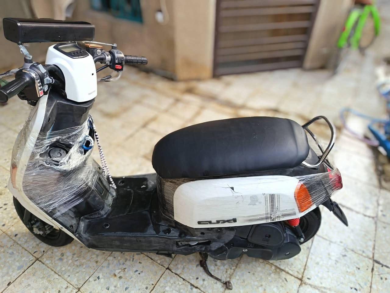 السلام عليكم دراجه بوليس نوزل للبيع او مراوس حسب القناعه كفراته ختم واحد دراجه ما مفتوحه كهرباياته كله شغاله اي نقص ما بيه  650 وبيه مجال مكاني بغداد رقم التليفون ***********
