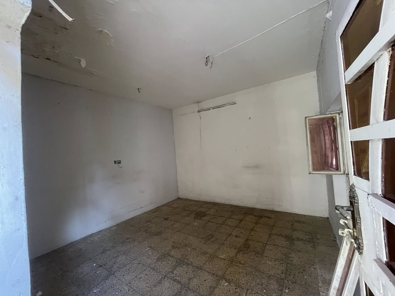 � إعلان مكتب الديار العقاري
🏠 دار للبيع
📐 المساحة: 144 متر
🏗️ نوع البناء: عكَادة
🏢 تتكوّن من طابقين

🔹 تفاصيل الطابق الأول:

 • طارمة
 • غرفتين نوم
 • غرفة استقبال
 • هول
 • مطبخ
 • وترك داخلي
 • حمّامات

🔹 الطابق الثاني:

 • غرفتين نوم فقط

  الدار مناسبة للسكن العائلي.

📍 موقع الدار:
مدينة الصدر – قطاع 24
خلف الدكتور صادق الموسوي

💰 السعر: 220 مليون
✳️ بيه مجال

📞 للاستفسار الاتصال أو مراسلة الخاص
***********

🏢 عنوان المكتب:
بغداد – مدينة الصدر – قطاع 18
مكتب الديار العقاري
