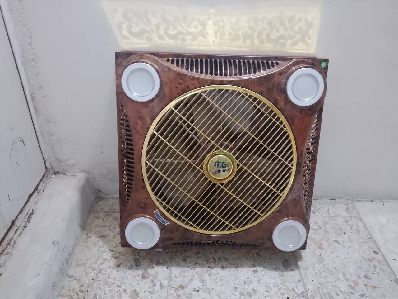 السلام عليكم عندي بنكه سقفيه شغاله يحتاجلها فقط ريمونت السعر 15وعندي صحن ستلايت نظيف  جداً مع الواير جديد غير مستخدم الصحن والواير ب10ثنينهن وعندي كاروك نظيف السعر 10وعندي مسبح مال اطفال السعر 10العنوان بغداد الامين الثانية اسكينه شارع المكاتب رقم الهاتف***********يوجد واتساب توصيل ماعندي
