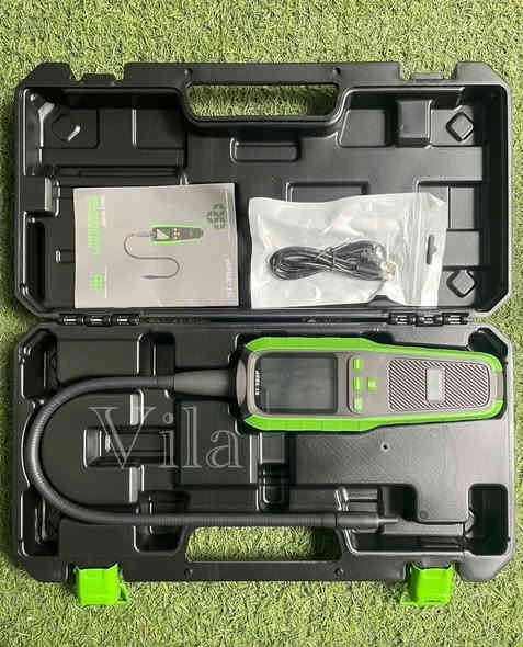 الجهاز الموجود في الصورة هو كاشف تسرب غاز التبريد Super Stars ST-382P.
يُستخدم هذا الجهاز للكشف عن تسرب غازات التبريد في أنظمة تكييف الهواء والتبريد والمضخات الحرارية. 
يعمل الجهاز عن طريق استشعار الغازات وتحويلها إلى إشارات يمكن قياسها. 
يتميز الجهاز بشاشة LCD ملونة تعرض مستوى التسرب وله مسبار مرن بطول 40 سم. 
يحتوي على بطارية ليثيوم قابلة لإعادة الشحن توفر ما يصل إلى 7 ساعات من الاستخدام المتواصل. سعر ٨٥ الف رقم الهاتف ***********
