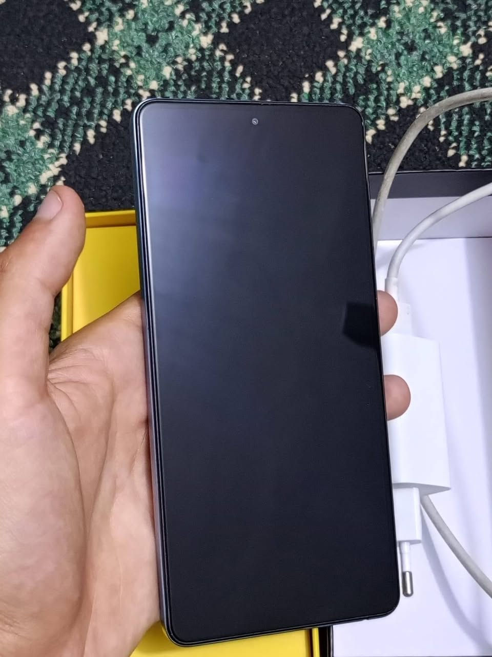بوكو x5 برو G5 
ذاكره 256
الجهاز نضيف بس بي جويه من جوه موضح
باكيته شاحنة وكفر ويا موضح 
السعر 225 بي مجال بسيط 
مكاني لأنبار الخالديه 
رقم تواصل ***********
