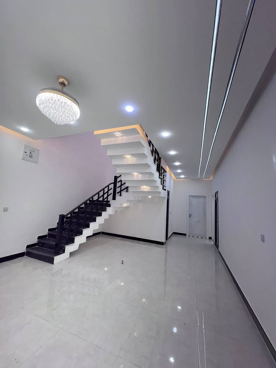 سلام عليكم بيت للايجار فقط استثمار واسوي عقد ويا المأجر يحتوي على 4 غرف ومطبخ حار وبارد واستقبال وصالة وصحيات البيت جديد مساحة 200 متر بي سخان وماطور مكان البيت بحي الرشيد ورة مدرسة الحكيم ايجارة 400 اهم شي عائلة تحافض على بيت الاستفسار اكثر وتساب ‏‪***********‬‏
