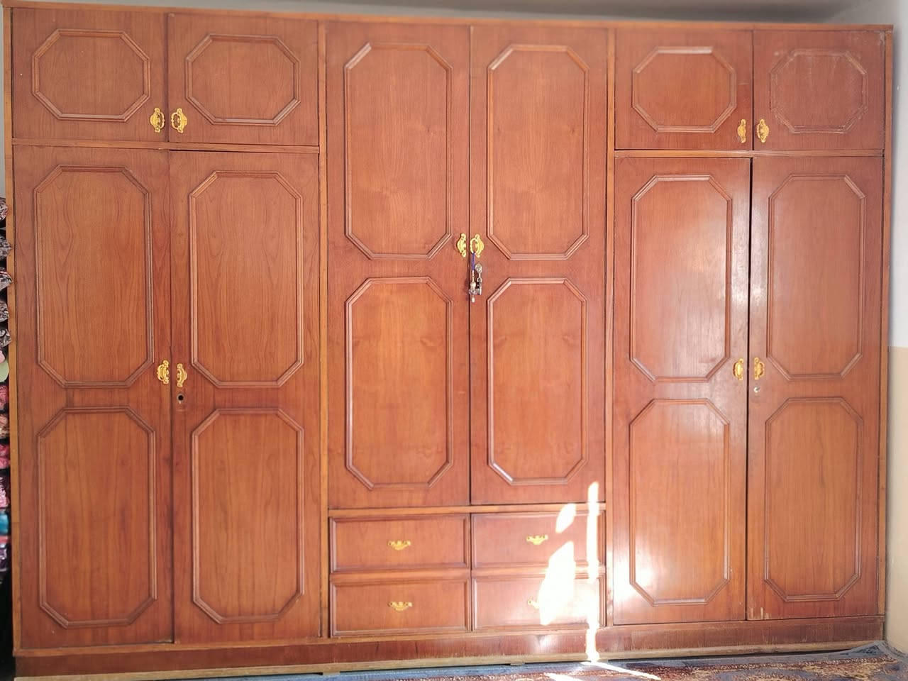 السلام عليكم  للبيع كنتور سته أبواب كنتور جديد احلئ من الصوره إرتفاع 3 أمتار العرض 3ونص  الشراري يتصل على الرقم ***********
