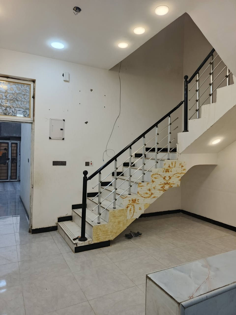 ‏بيت للبيع مساحه 100 م   طابو صرف
‏يحتوي على استقبال وغرفه ومطبخ 

‏وصحيات داخليه وخارجيه بناء 2025  

‏طابوك صب كونكريت السطح اشتاكير 

‏البيت فارغ وجاهز للسكن 

‏العنوان الاسكان الصناعي النزله الاوله 

‏المربع الذهبي على شارع تبليط 

‏السعر 100  وبي مجال قليل

رقم الهاتف    ***********
