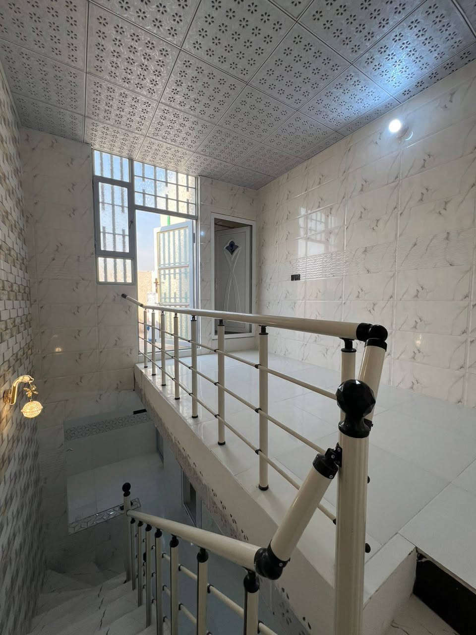 يالله الهم صلي على محمد والي محمد يوجد بيت مساحه 50متر طابق ونص بناء بلوك بي غرفه وصاله واستقبال ومطبخ وصحيات عمل درجة اولى كافة الخدمات ماء مجاري كهرباء وتبليط طابو زراعي قرار محكمة موقع البيت كربلاء مجمع الابداع قرب جامعه العميد بصف علوه المخضر طريق الرابط عمود 1182مسافه عشر دقايق عن الامام الحسين عليه السلام يصلح سكن او حسينيه للزوار الاستفسار انتصل على الارقام التالية 
***********
***********
واتساب موجود تحياتي للجميع
