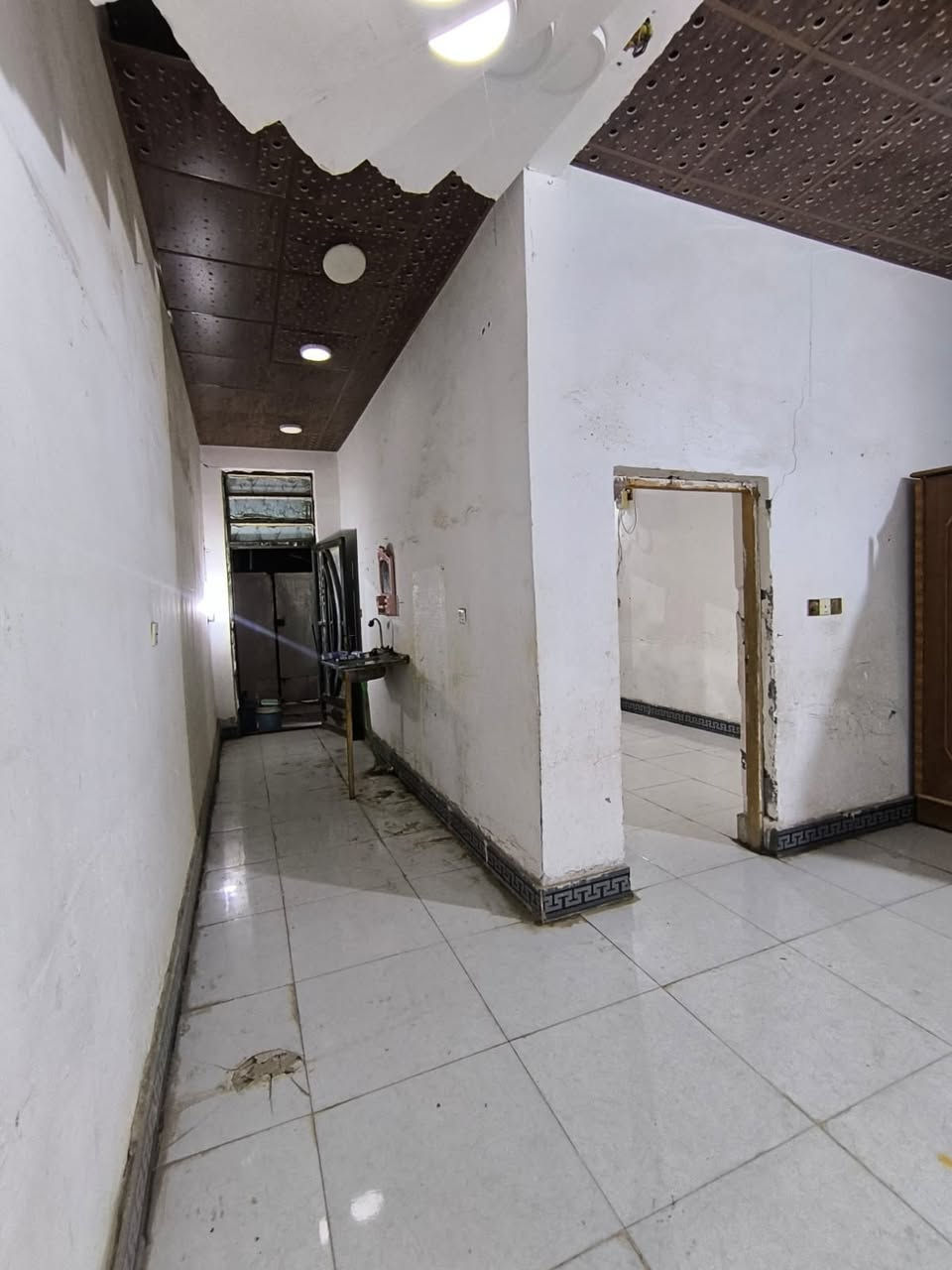 بيت 100 متر للايجار التنومة شارع البراجعة قرب حسينية حجي نجم بي غرفة نوم وحمام وصالة وديوانية ومطبخ صغير الايجار ب 300 قفل مقدم الشهرين, الماطور عاطل الايجار لعائلة صغيرة واتساب او اتصال هذا *********** رقمي
