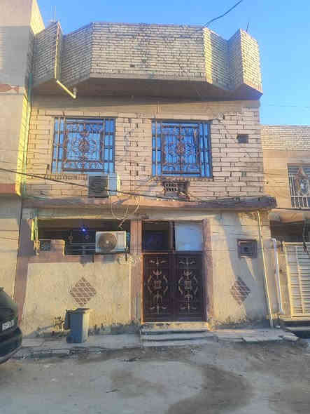 سلام عليكم بيت 50متر طابو صرف بسمي 
 الواجهيه 7ونص ونزل 7ونص 
يتكون من ستقبال 5متر +صاله ومطبخ وصحيات 
الطابق الثاني غرفه 6متر +صاله وحمام) البيت  طابوك.+صب كونكريت العنوان امن داخلي عل شارع  اول فرع  قرب مدرسه سلامه السعر 63وبي مجال ***********
***********
