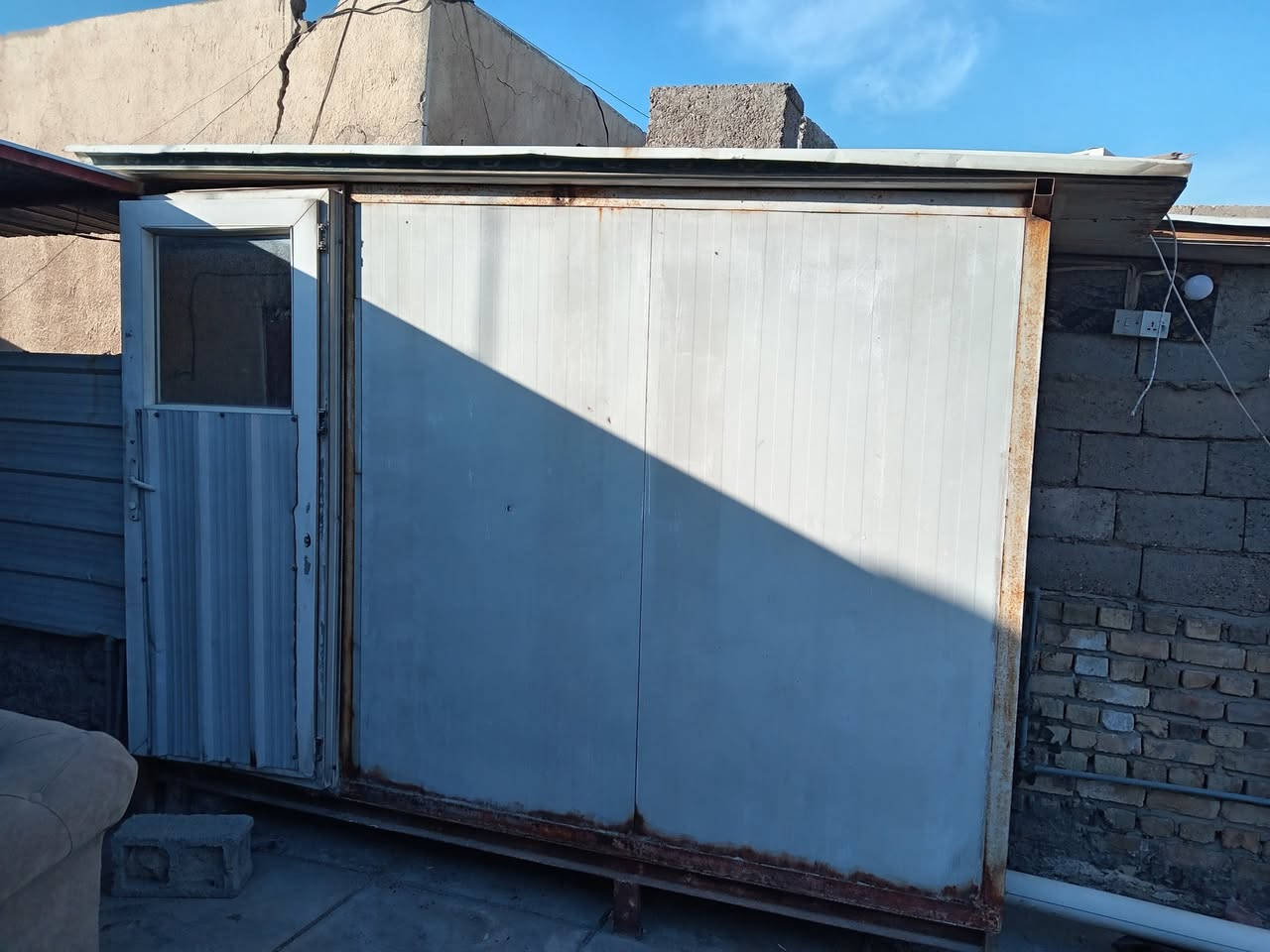 السلام عليكم كرفان للبيع ٥ طول ٣ عرض كامل مع باب وشباك حديد سعرة مليون وبي مجال رقم تلون ***********
