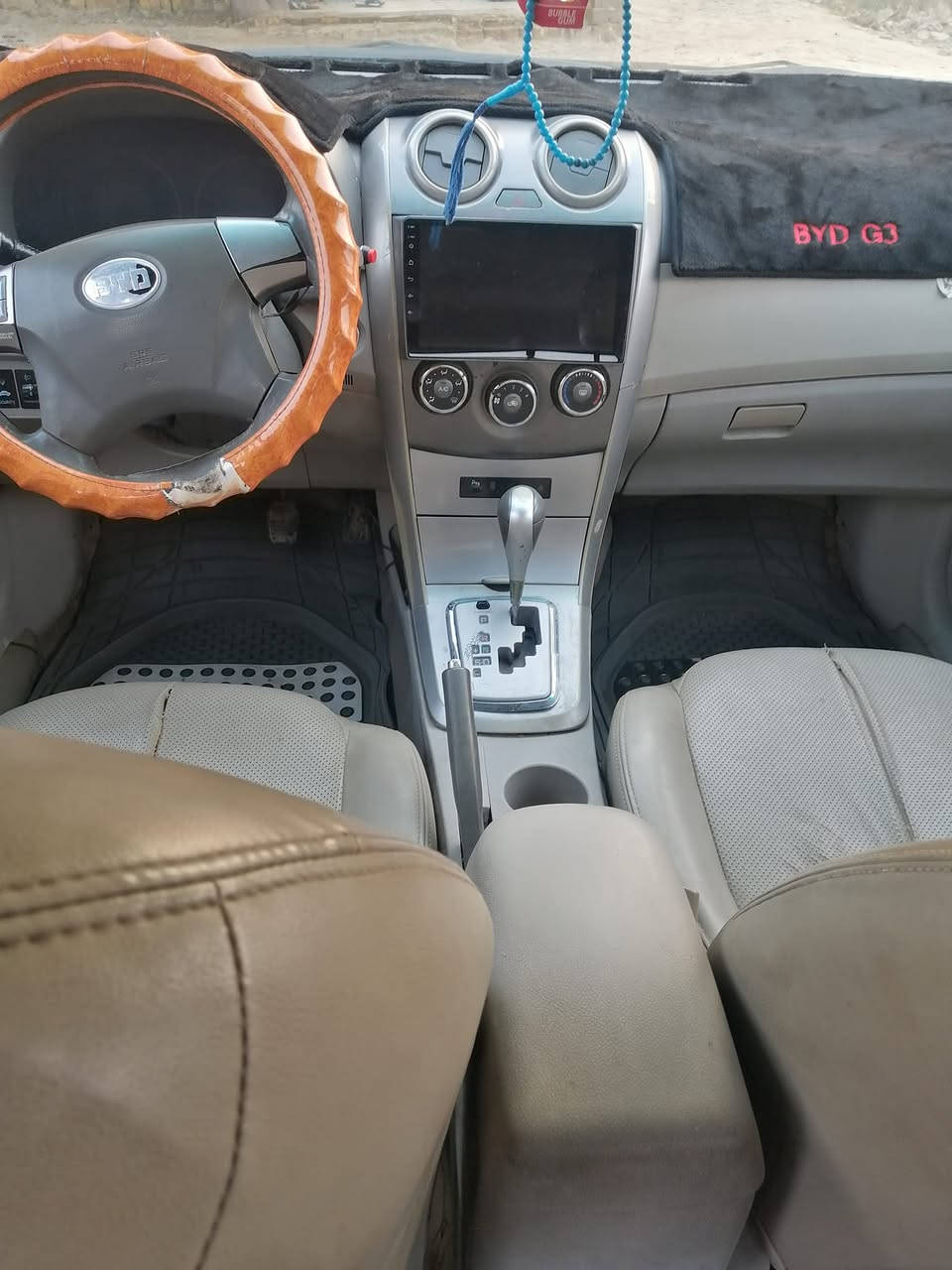 سلام عليكم سياره بي وايدي اجي ثري 2013 سياره جاهزه تبريد حداديه تخم تاير مكينه وكير كورله مصفره هيئه وغرامات رقم واسط انكليزي ابسمي مكان السياره الديوانية السعر 55 اوبيه مجال رقم ***********
