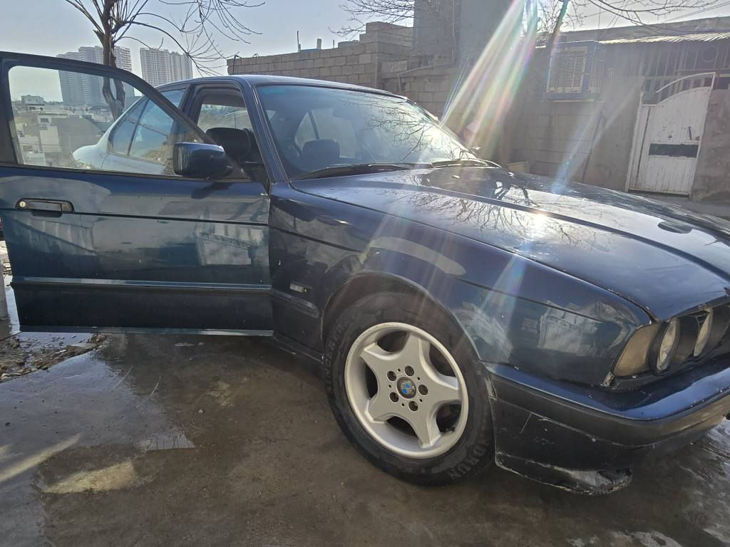 السلام علیکم 
Bmw 525 .1995
سەیارەکە کامل بۆیاخەو سەیارەیەکی جایزە دووجام کارەبایە وکوشن کارەبا گێڕ ئۆتۆماتیك ڕەنگی نیلی سەنەوی تا 2027 تازەیە تەحویلو غرامە بەشەرت 
بۆزانیاری زیاتر .*********** السليمانية, العراق
