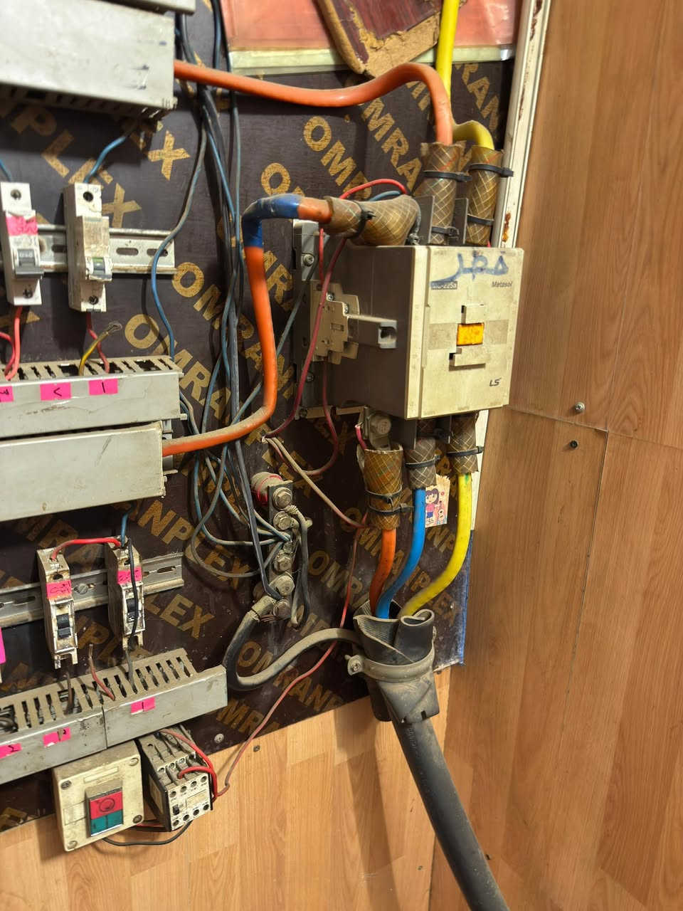 بيع مولد بيركنز اف جي ولسن اصلي 165 كيفي مامفتوح شرط فحص كامله مع بورد مع خزانات مع غرفه سندويج 
***********
