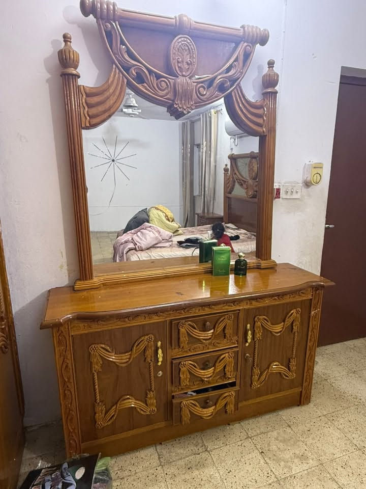 غرفه نوم للبيع شغل عراقي خشب صاج ثقيل السعر  750 إني مسويها بمليونين الله شاهد  مكاني بغداد  *********** نضافه 90 %
