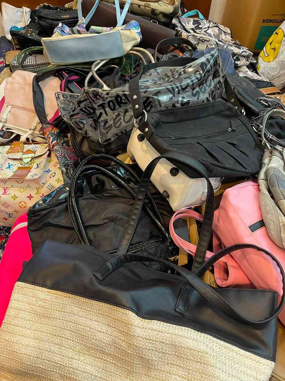 السلام عليكم
عندي جملة جنط أوروبي اكثرها ماركات كلها أختام و نظاف
بيها جنط جلد و خوص و كتان و توت و جنط لابتوب و جزادين و مسكات رايدتها على ٥٠٠ الف تطلع فوك ال٢٠٠ جنطة


**إذا كنت صاحب هذا الإعلان وتريد حذفه لأي سبب، رجاءا أرسل رسالة إلى الدعم الفني**