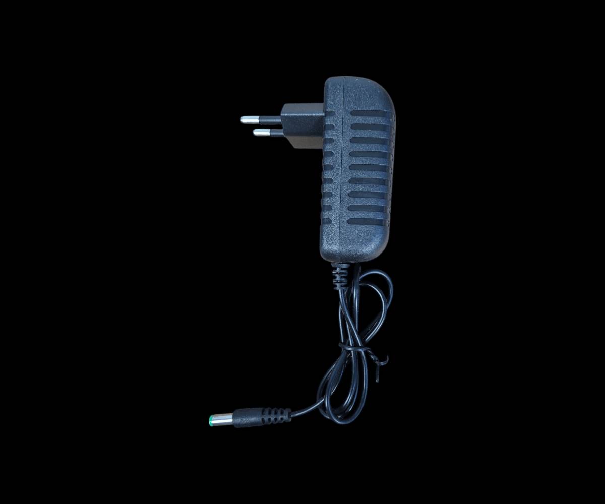 بالة منفاخ (بلور) شحن

الاستخدامات:

إزالة الغبار من المعدات والأماكن الصناعية.

تنظيف أوراق الأشجار المتساقطة من الحديقة أو الفناء.

تنظيف أركان وأرضيات المنزل والزوايا التي يصعب الوصول إليها.

إزالة الأوساخ والرمال من السيارة أو المدخل الخارجي.

المميزات:

قوة دفع هواء عالية بفضل المحرك النحاسي النقي عالي السرعة.

تصميم مريح بمقبض مانع للانزلاق مع زر تشغيل سهل الاستخدام.

يعمل ببطارية قوية 24V قابلة للفصل، مما يتيح استخدامًا لاسلكيًا مريحًا ومرنًا.

استخدام متعدد لأعمال النظافة الداخلية والخارجية.

محرك كهربائي متين يمنحك أداء طويل العمر.

  

محتويات الصندوق:

1 × جهاز منفاخ هواء HANDAO.

1 × بطارية ليثيوم قابلة للشحن بقوة 24V.

1 × شاحن كهربائي.

1 × علبة التغليف الأصلية.

  

ملاحظات:

مناسب للاستخدام المنزلي والمهني.

تأكد من شحن البطارية بالكامل قبل الاستخدام لأول مرة للحصول على أفضل أداء.

ابعاد غلاف المنتج:الارتفاع 24 سم  الطول 18 سم العرض 10 سم

لا يمكن استبدال او استرجاع منتجات البالة