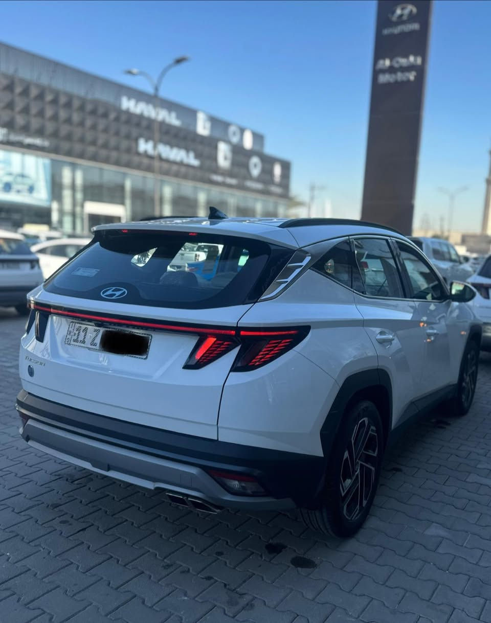 للبيع هونداي توكسان خليجي موديل( 2025 )السياره بعدها زيرو ماشيه قريب ال( 2700 )كيلو والسياره مكفوله من كلشي وبيها ضمان شركة الاولى شركة هونداي مرقمه بغداد بأسمي
مواصفاتها فول عدا البنروما  مكينتها( 2000 )دوش 
بصمه دخول
بصمه تشغيل 
تبريد قطعتين 
تبريد بالكشنات
شاشه متصله الجبيره 
ابل كار بلي
هاندبريك بصمه
4 انضمه قياده 
مقعد السايق كهرباء 
وساده كهربائيه بالكشن
مري كهربائيه تفاعليه
صندوك كهربائي
والسعر اتصل وتدلل

// للاتصال // *********** //
