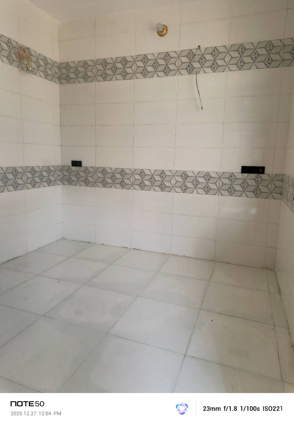 #عقارات كربلاء المقدسة 
بيت طابوك سند ٢٥
داخل مجمع الابداع السكني مساحه ٥٠متر طريق الرابط قرب علوه المخضر 
شارع١٠م يتكون من استقبال مطبخ صاله صحيات غرفه 