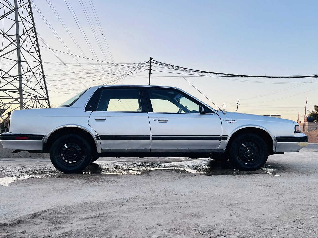 اولدز موديل 1989
معمرة سيارة مثل ما تشوف كدامك 
بيها تبخير بالمكينه 
سيارة حلوة 
السعر. 33 مستعجل على البيع 
رقم نجف تحويل 
سنوية منتهية ب2019
***********
