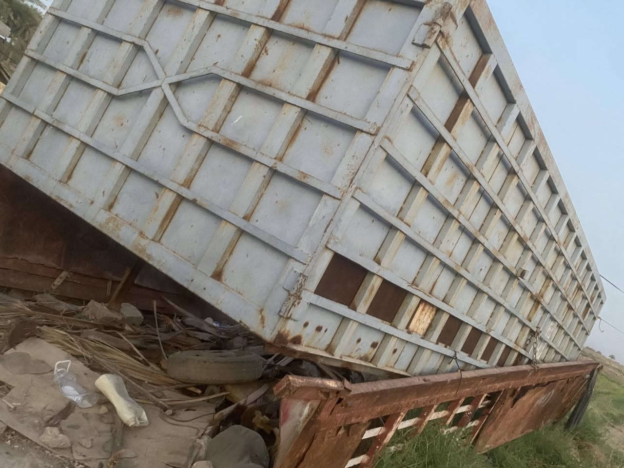 سلام عليكم محجر هينو جديد طول سته وربع تفاصيل خاص رقم الهاتف *********** //***********

