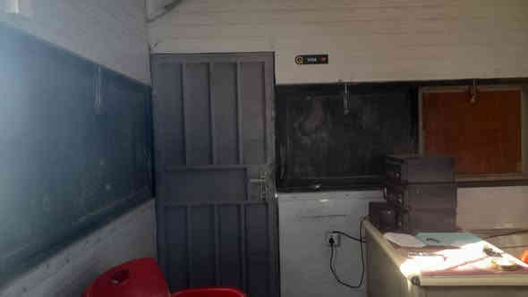 سلام عليكم 
كرفان مساحة ٣X٣ نضيف قبل سنه فصلته 
بي وجهين ابواب حديد وشبابيك ٣ جهات حديد 
موقع الكرفان بالتاجيات 
*********** واتساب
