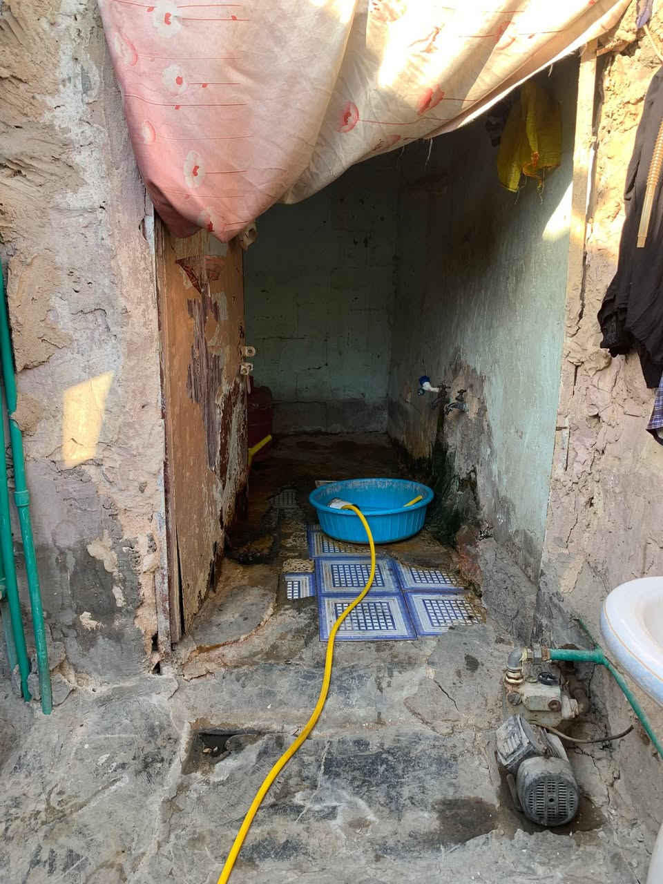 بيت حواسم كبير للبيع يوجد بي 3 غرف كبار و2 حوشين كبار ومطبخ كبير وصحيات كبيرة وخطين كهرباء بي وممشى كبيره بيت كلش جبير الغرفتين الاولى سقف چينكو والغرفة الاخيرة سندويش مكانه خلف المستشفى خلف الشارع العام ويوجد بي كامل الخدمات من كهرباء وماء ومجاري سعره 8 وبي مجال مكاني بغداد الشعلة الرقم ***********
