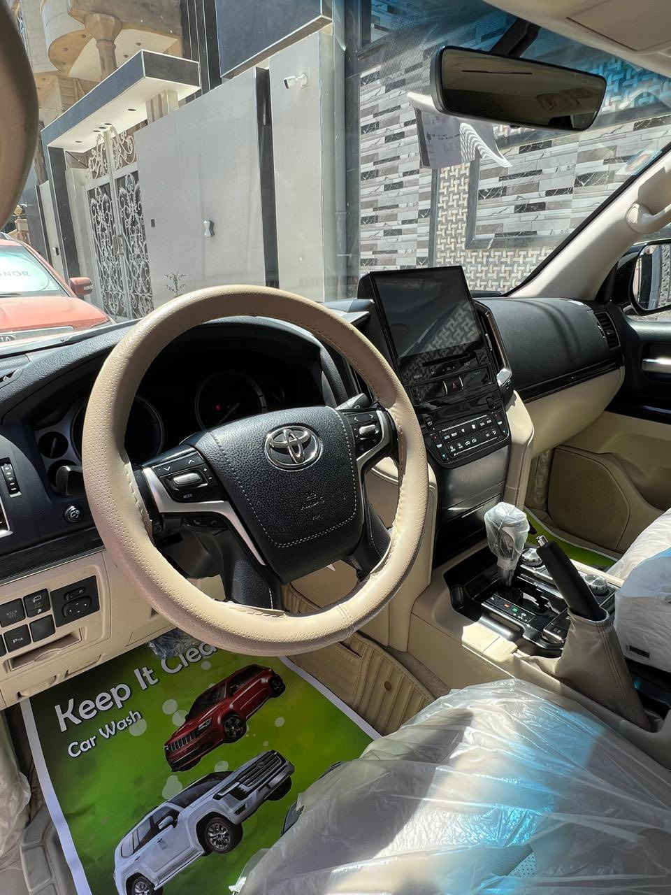 سلام عليكم عندي لاندكروز جكساره 2020 ساز   SAS سنويه بسمي
مكفوله كفاله عامه 
نظيفه كلش ماشيه 60 الف مواصفاته مري شفط تشغيل عن بعد زراكات لايت جنطه كهربائيه ومواصفات الساز معروفه  السعر 5 دفاتر ونص وبيه مجال 55 الف دولار
واني مكلف بالنشر هذا رقم صاحب السياره ***********
