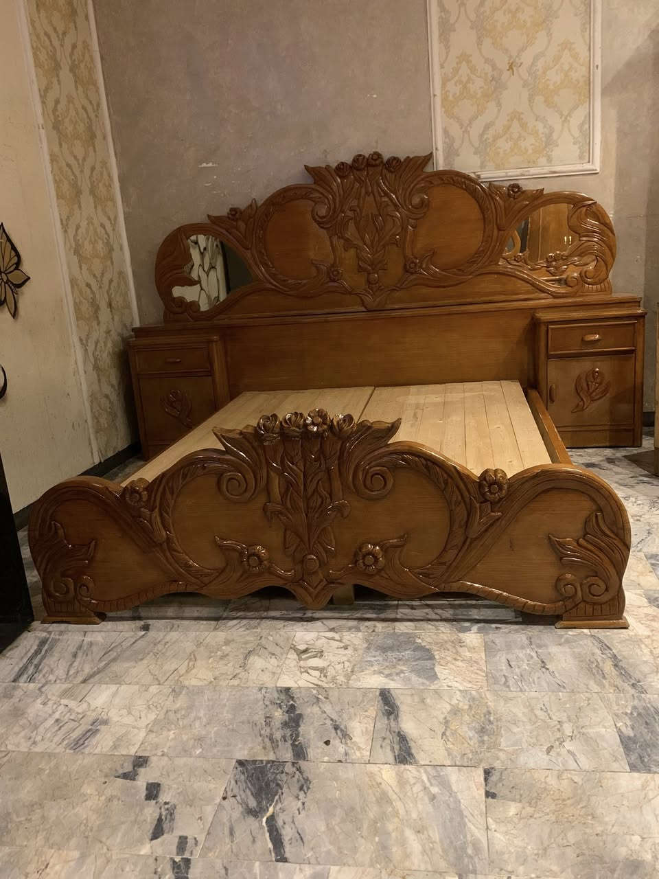 السلام عليكم ورحمة وبركاته من رخصت مدير محترم الغرفه سته ملحق صاج تزكام درجه اولى خشب ثقيل جدا ضهر جرجوبه الغرفه كله تحفير صاج يدوي تخت جربايه صاج بلوك ثكيله السعر 600 رقم هاتف *********** بغداد مكلفه بالنشر اتصال عل رقم فقط
