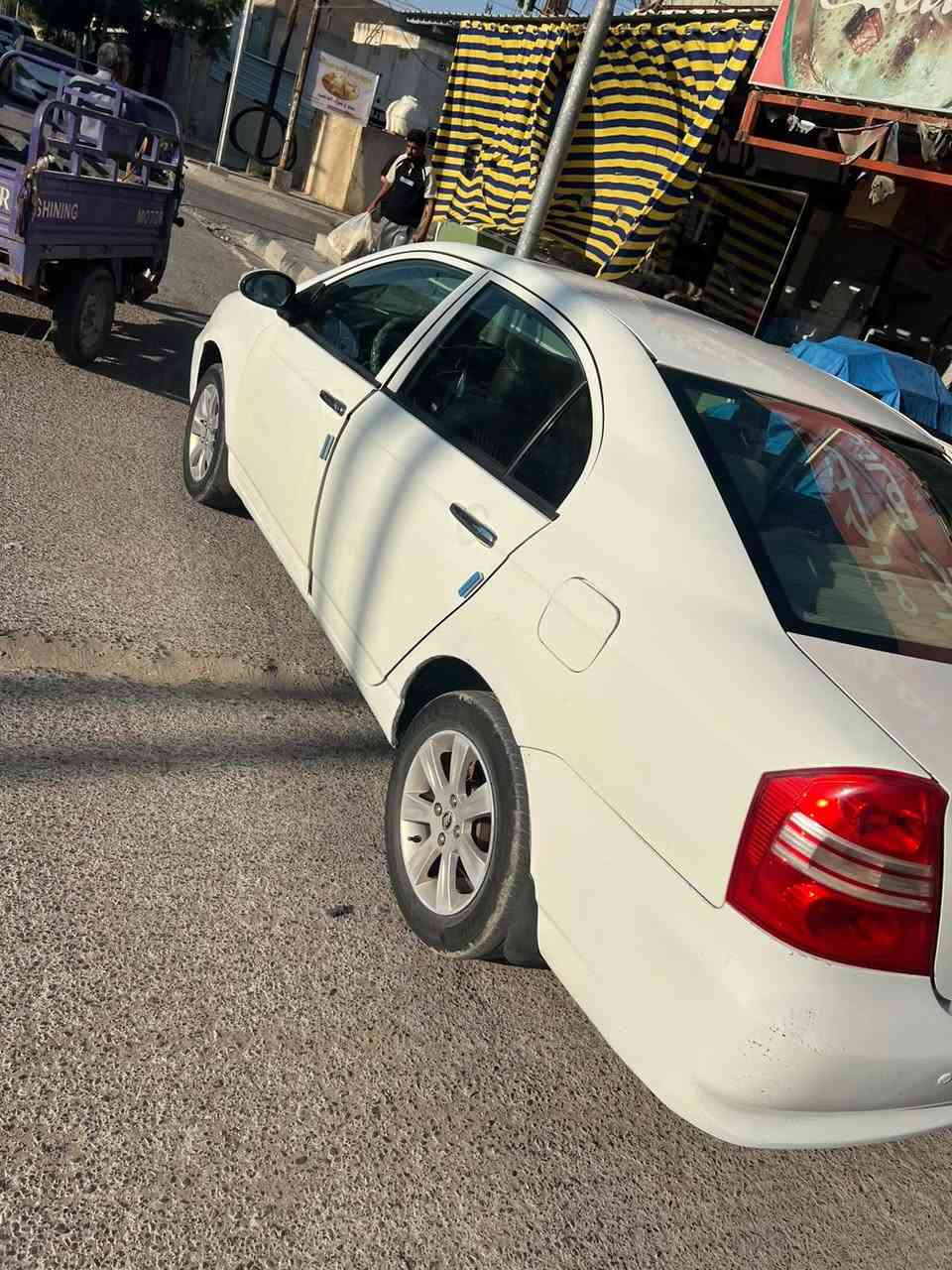 سيارة ليفان موديل 2012
كير ومحرك ابلادي جيد 
تدفئة تبريد ثلج فان قوي على شرط 
داخل نضيف نضيفه 
حداديه جيد كلج فول 
بلاجكتور زنون لايت عالي زنون 
سياره جاهزه من كل النواحي 
كهربائيات كلهة شغاله على شرط 
رقم واسط بسمي شرط التحويل 
الاستفسار ***********
مكان السياره واسط العزيزية 
السعر 48 بعد المعاينه
