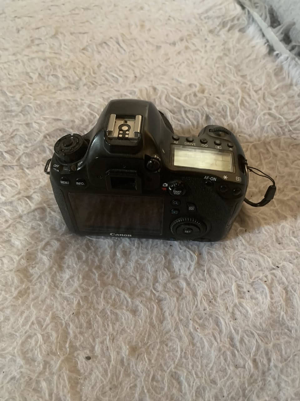سلام عليكم كامره كانون 6D للبيع الكامره فول فريم تحتوي على ملحقات بطاريه عدد 2 كراب  وياه رام وحقيبه السعر خاص على مراسلت الصفحه او اتصل على رقم  ***********

