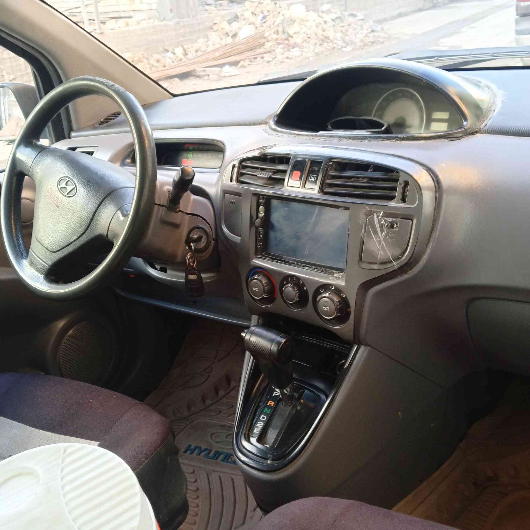 سلام عليكم سياره للبيع هونداي 2006 مشروع وطني محرك وكير كله جديد وتخم تاير جديد بس ناقصها لتبريد سياره اوتماتيك ابلادي لعنوان بغداد لدوره لسعر 52 ورقه بيها مجال ***********
