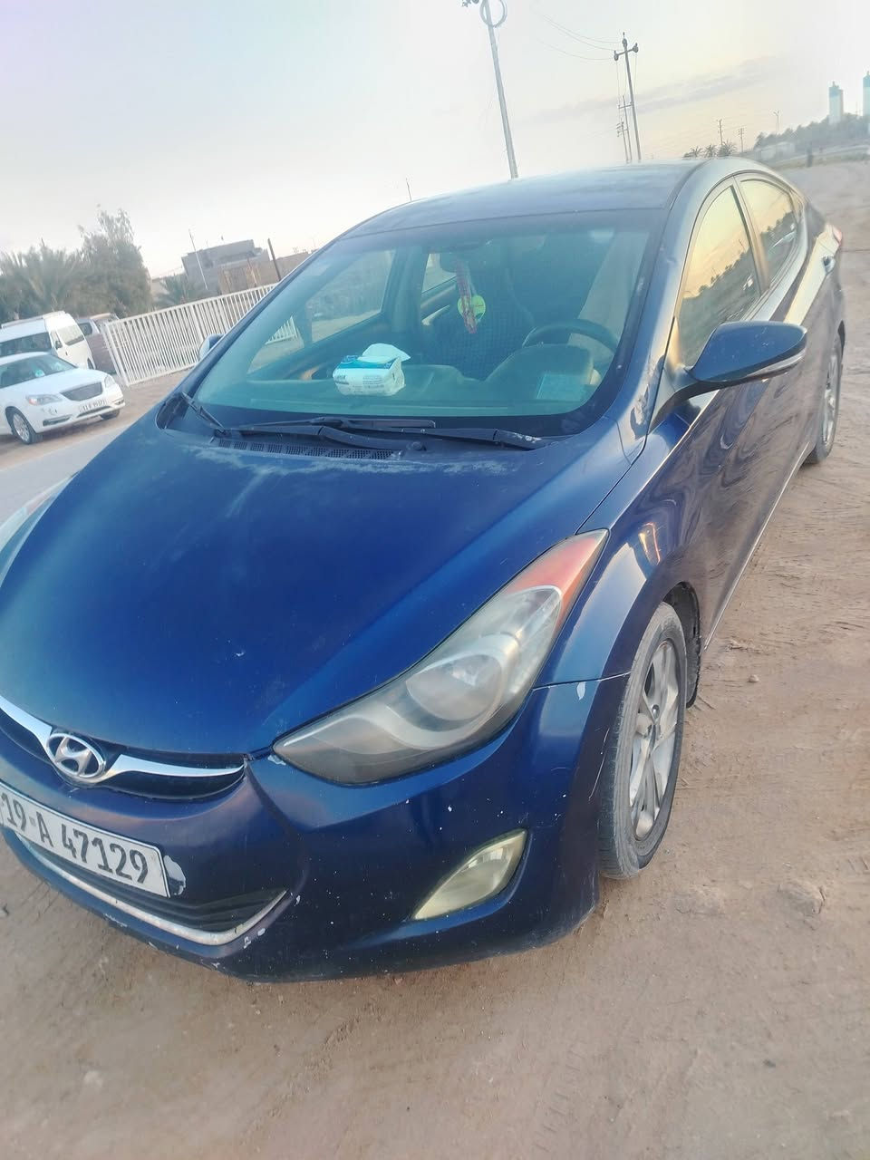 السلام عليكم
النترا 2013 امريكي السياره باسمي بيه قطعتين جاملغ وباب خلفي السياره السعر 90 وبيه مجال 
***********
