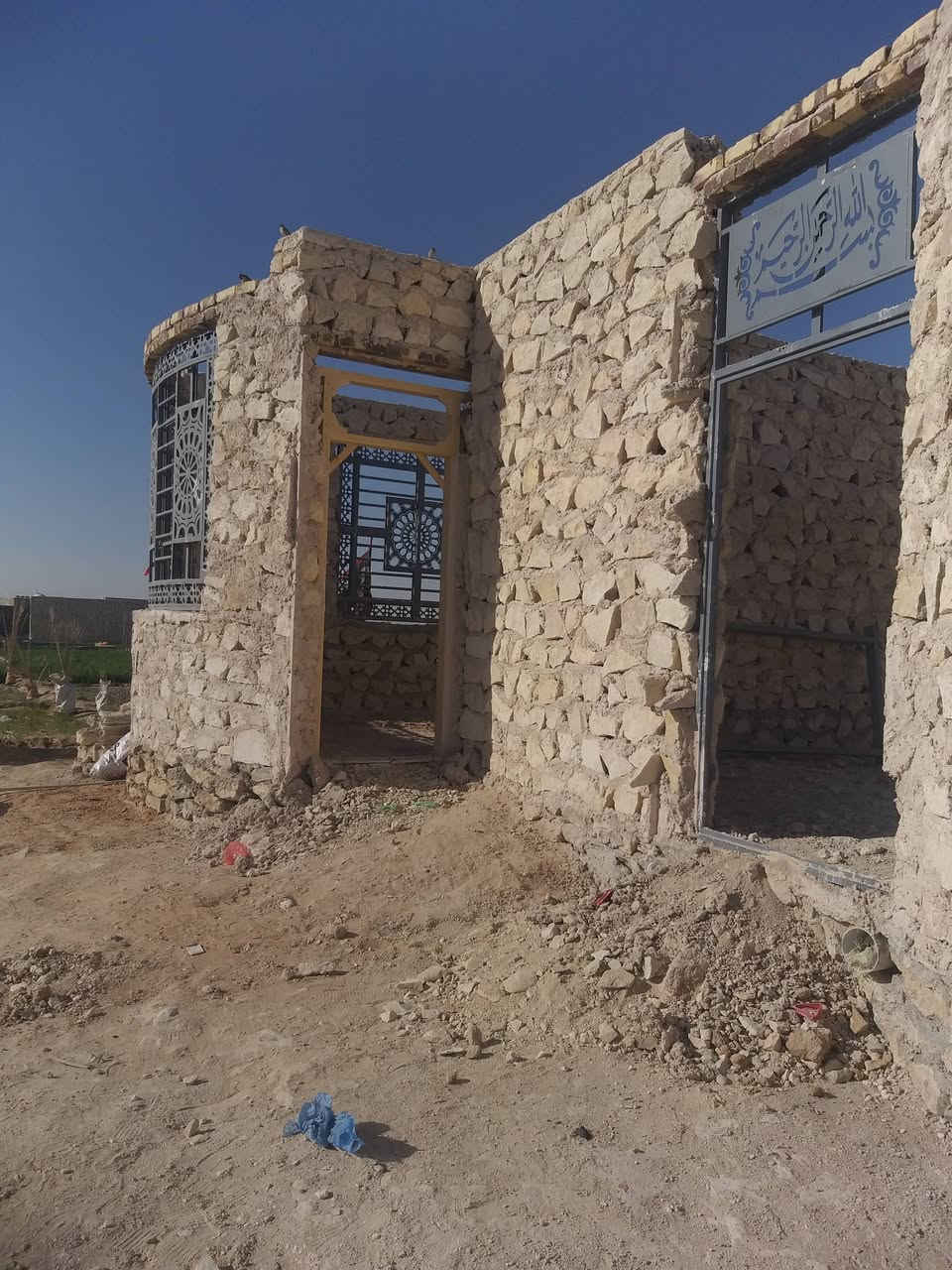 عمل بناء حجر درجه اولى وعملنا بما يرضي الله عزوجل ومثل ماشوفون بالصور والله شاهد على  كلامي نعمل في جميع المحافظات نعمل على المتر والمكطوعه وبيكم خير وتدللون الاستفسار نفس الصفحه او الاتصال بالرقم *********** ونشالله عد حسن ضنكم
