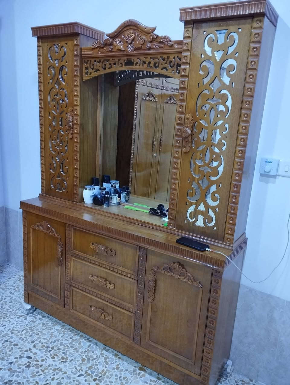 السلام عليكم
غرفة نوم للبيع شرط خشب ثقيل رقم واحد مكون من خمس قطع 
السعر 1450وبيها مجال سعر النقل وبالحقيقة الخشب اجمل من الصورة 
الشراي يتصل هذا رقمي ***********
