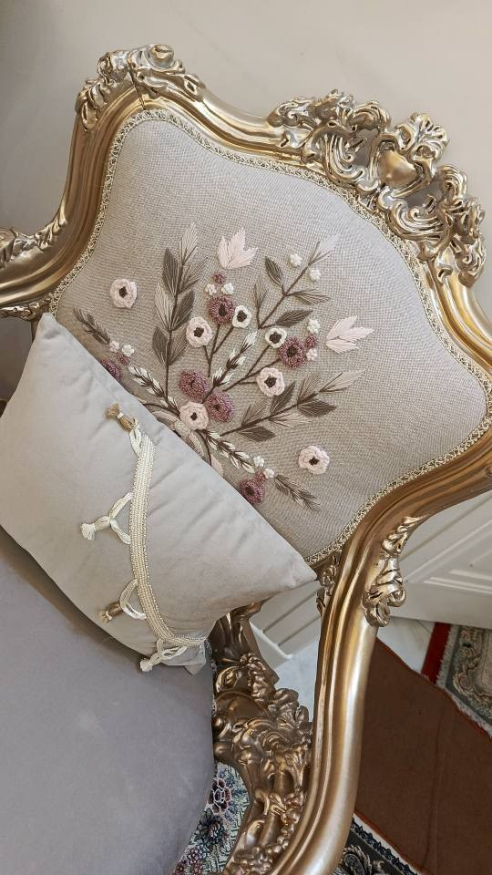 تخم مصري ملكي حجم الكبير
التخم 12 مقاعد 4+4+1+1+1+1
القنفة الكبيرة 240سم تكفي 4 نفرات
خشب زان بالكامل صبغ حراري منقوش باحتراف وتطريز يدوي
قماش قديفة سفنج سوفت
يعني قطع راقية متعوب عليها
مشتري بالجديد وجالسين مرات قليلة جدا
المكان كربلاء 
مع ميز وسطي مرمر طبيعي 
مع 14 كوشة تطريز يدوي
سعر التخم مليون و600 كربلاء, العراق


**إذا كنت صاحب هذا الإعلان وتريد حذفه لأي سبب، رجاءا أرسل رسالة إلى الدعم الفني**