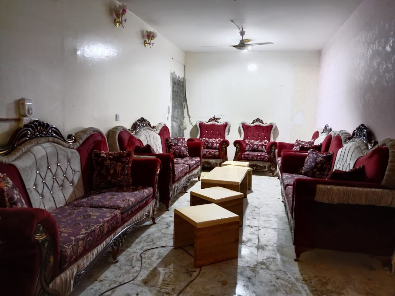 السلام عليكم عندي قنفات ٣ اكبار وحده وسط وثنين زغار وياهن طلات عدد ٥ وحده كبيره و٤ زغار وزوليه جديده للبيع الزوليه مامصوريهن بس القنفات رقم ***********السعر مناسب
