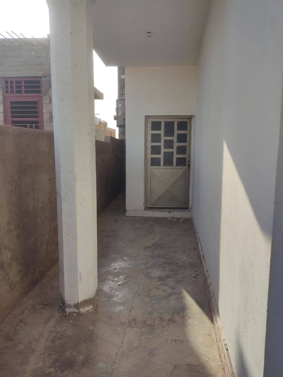 السلام عليكم ورحمه الله وبركاته 
#عرض_بسعر_رمزي  ( بيع مستعجل) 
ارخص عرض موجود حالياً..
متوفر بيت #طابقين للبيع 
#الموقع/ القائم/ حصيبه / حي غزه / بنص السكن / خلف المتنزه الجديد من الجهه الغربيه ب150 متر فقط 
 بشارع بيت رعد زعين التبليط شرق المقبره بمسافه ٢٠٠ متر 
#التفاصيل/ بيت #طابقين بناء حجر شغل درجة اولى 
سراميك بالكامل فقط ارضيه الطابق الثاني تحتاج تطبيق غرفتين وصاله / البيت جاهز للسكن يتكون /  
_ الطابق #الارضي / من : كليدور / ديوانيه / استقبال كبير/ صاله / غرفتين نوم / مطبخ كبير / حار بارد/ صحيات داخليه وخارجيه / حديقه كبيرة جداً..
_الطابق #العلوي/ يتكون من : غرفتين نوم وصاله ومخزن
/ سقوف ثانويه للغرف ارضية خشن الجدران صبغ كامل/ 
المجموع ٤ غرف نوم 
#المساحة/ 350 متر² تقريبآ  
#السعر/ #بـ40_مليون وبي مجال حك جيتك 
 ارخص من هيج ماكو // للشراء الاتصال بي مباشرة او مراسلتي على الواتساب  ***********
