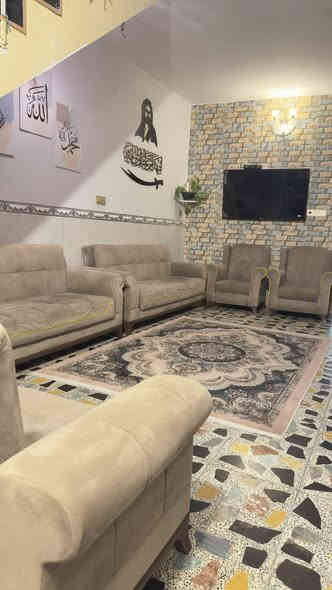 بسم الله الرحمـٰن الرحيم 
🏠دار للبيع طابو زراعي🏠
الموقع البلديات منطقة حي التراث المساحة 175 متر طابقين 
صالة
اربع غرف نوم وغرفة خامسة مخزن 
صحيات 3
مطبخ حار وبارد
يبعد عن الشارع العام 100 متر منطقة مرتبة ومتوفرة كل الخدمات
السعر 295 مليون وبي مجال للشراي
للاستفسار ***********
