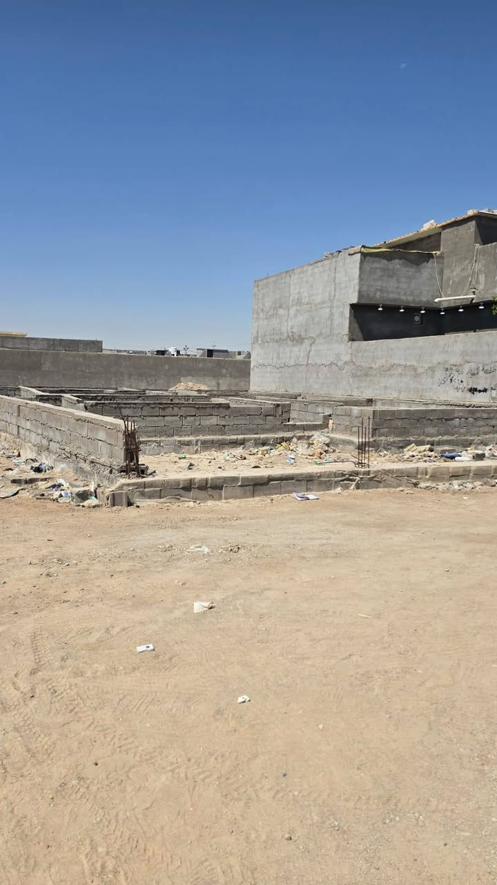 قطعه أرض المساحة 300متر ركن وبيه بتلو شغل درجه اولى يتكون من غرفتين ودواني وصاله ومطبخ كراج صحيات خارج وداخل مناور العنوان بصره أبي الخصيب العوجه قريب شارع فاو أو بنزين خانه مال عوجه  نوع العقار طابو مالك صرف زراعي عراقي وكاله مكاتبه ونسخه من الطابو السعر 35مليون وبيه مجال الاستفسار ***********

